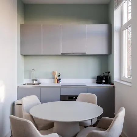 アパート Modern One Bedroom - West *