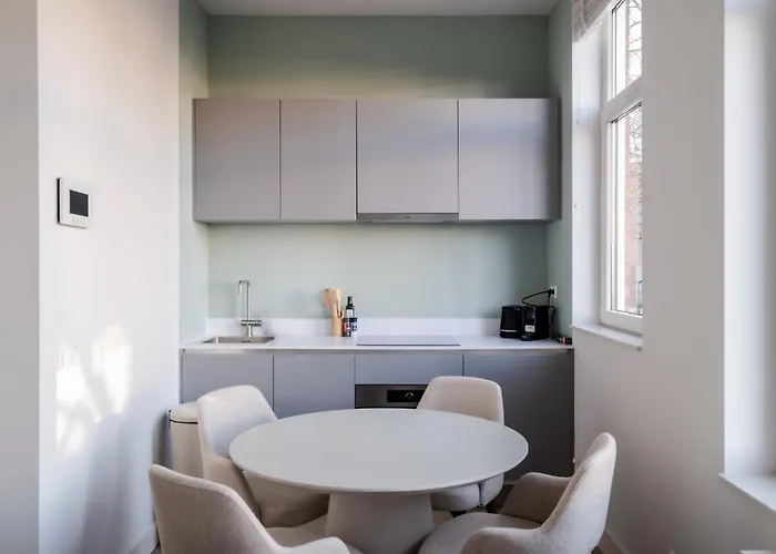 アパート Modern One Bedroom - West *