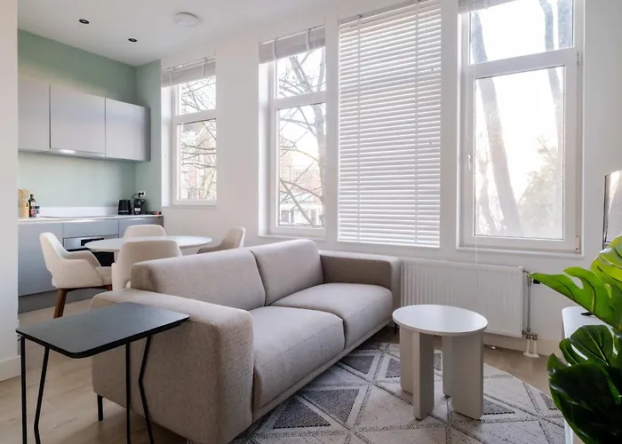 アパート Modern One Bedroom - West *