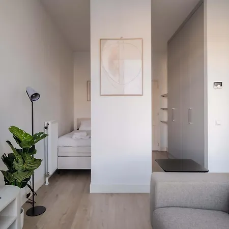 Modern One Bedroom - West