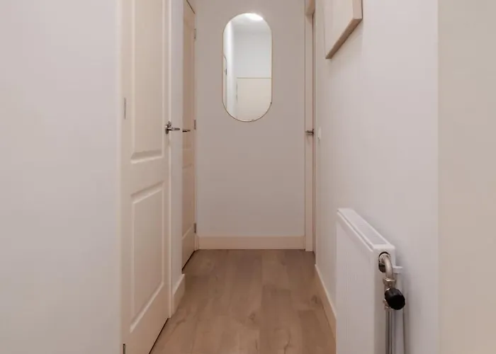 Apartment Modern One Bedroom - West