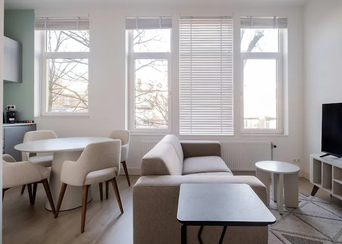 Modern One Bedroom - West Apartman *