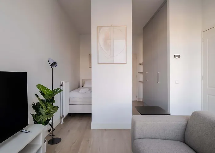 Modern One Bedroom - West